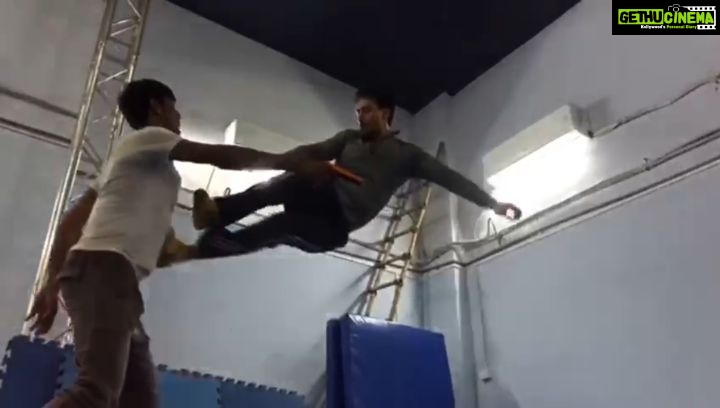 Tiger Shroff Instagram - Rehearsing for one of my fav sequences in #war. You guys seen it yet? 😊❤️ #warthefilm #hrithikvstiger @adarshkumar_mishra @anis.mirza94 @mansoor_a_khan_ @parvez.shaikhh