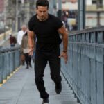 Tiger Shroff Instagram - Aap kisi aur tak pauhaunche ...usse pehle me aap tak pahuchhunga. #war #incinemas #hrithikvstiger
