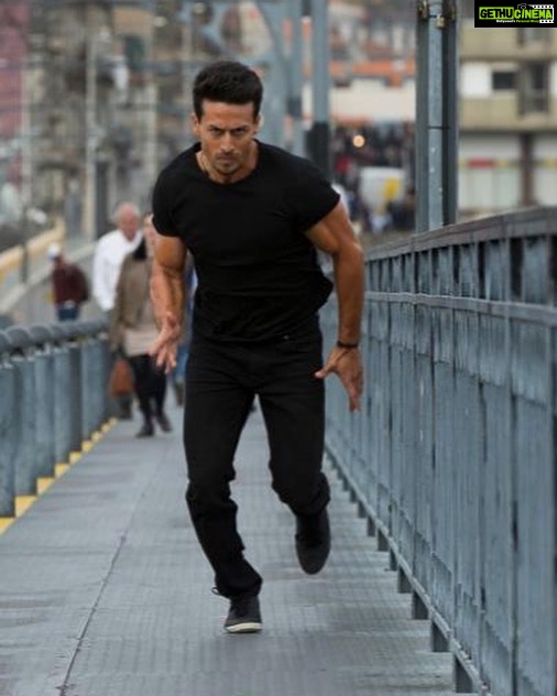 Tiger Shroff Instagram - Aap kisi aur tak pauhaunche ...usse pehle me aap tak pahuchhunga. #war #incinemas #hrithikvstiger