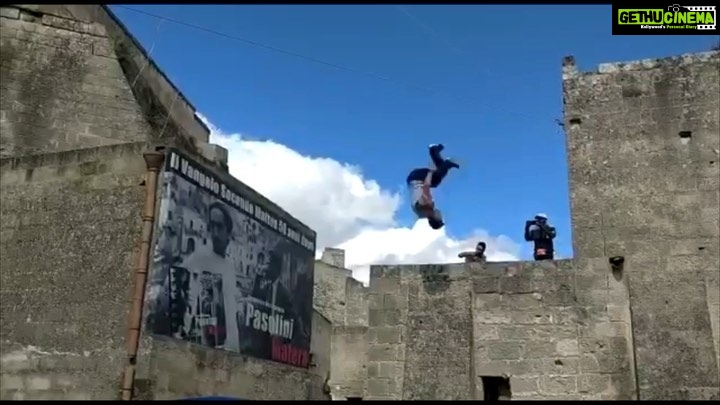 Tiger Shroff Instagram - Hes always one step ahead of me, so its time to take bigger steps! Jumping into the week like! #warincinemas #nearyou #bts #parkour