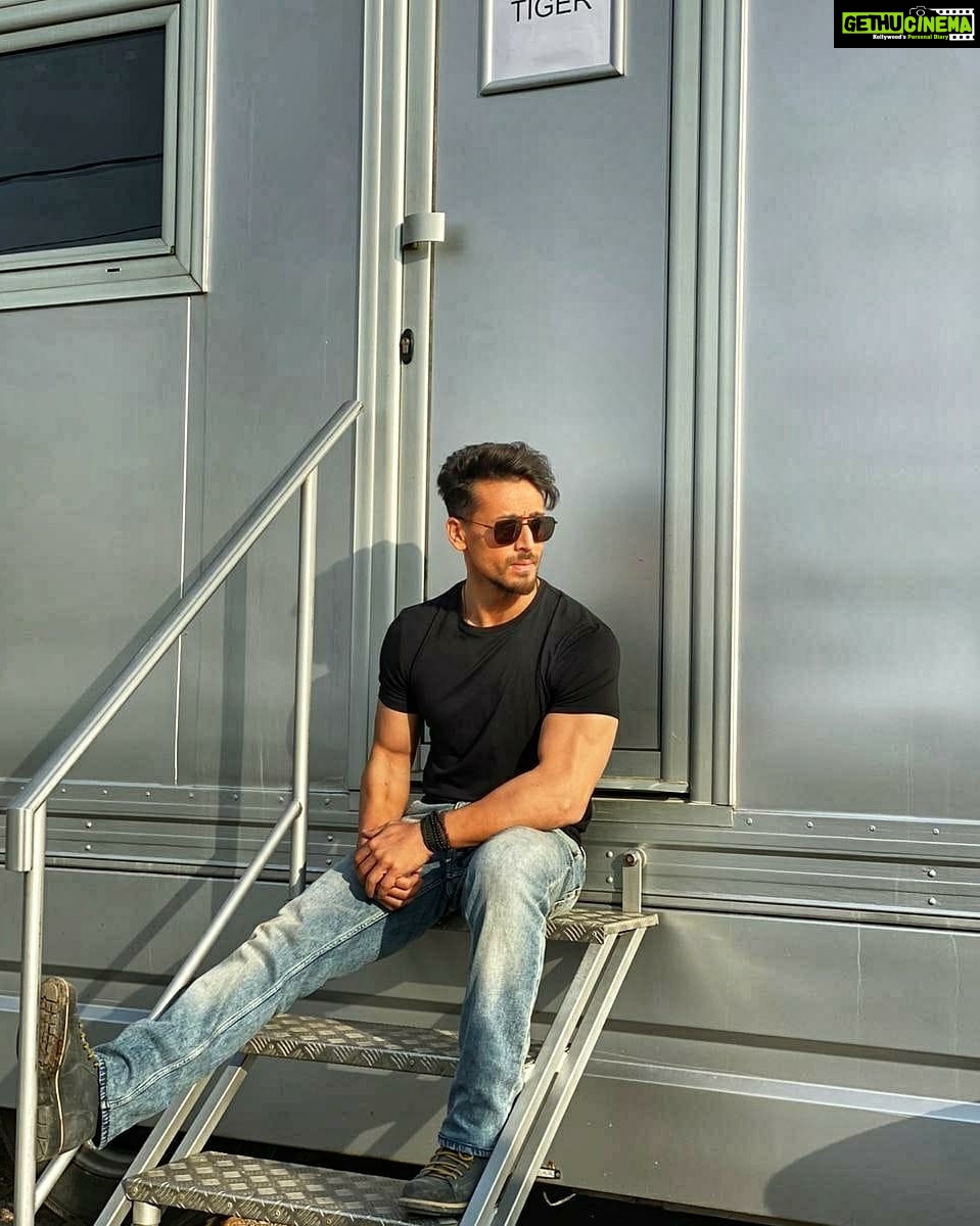 Tiger Shroff Instagram - Sun is shinin...but weather ain't easyyy....11 degrees🥶 Pic Courtesy - @ruchitrajguru . . #baaghi3 Belgrade, Serbia