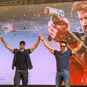 Tiger Shroff Instagram - Thank you everyone ❤🙏 #yoadrian! #wedidit! 😄🙏❤ @hrithikroshan @_vaanikapoor_ @itssiddharthanand @yrf #hrithikvstiger #war