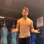 Tiger Shroff Instagram - Who’s ready for some power-packed action? Participate in the ASICS #MoveWithTiger contest and win exciting goodies from ASICS India! All you have to do is - Follow @asicsindia Do your version of my move and upload your video on your feed Make sure you use #MoveWithTiger, #IMoveMe, #ASICSIN and tag @asicsindia Contest ends on 30th September, 2019 It's time to flaunt your move!