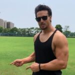 Tiger Shroff Instagram - To get set for the #WorldsToughestDay I'm taking on the #5ClapChallenge! 💪 @u_mumba and all my followers, are you also #KabaddiTough? Show me what you've got and watch #VIVOProKabaddi from July 20 on @starsportsindia #IsseToughKuchNahi