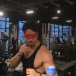 Tiger Shroff Instagram - Wellll since everybodys showing off...😁😝 Inspired by the great @donnieyenofficial! Yo @beyounick is this good enough? Looking good ritesh sir 😝❤#goodoldspideysense #🤟🔥 @riteishd @thedinomorea #bottlecapchallenge
