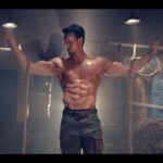 Tiger Shroff Instagram - Don’t be powerless... go wireless! @ubon_official #borntobefree #ubonpowerbanks