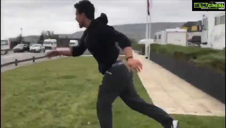 Tiger Shroff Instagram - Morning jogs in #portugal 🇵🇹 Portugal