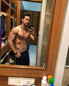 Tiger Shroff Instagram - Finally on my feet...lots of catching up to do⚡️🔥 #finalactionsched #hrithikvstiger
