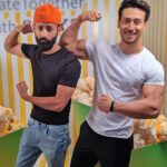 Tiger Shroff Instagram - Haha bhai kuch toh chhodo humare liye! #Repost @beyounick - There you go, Tiger! Soon you'll reach my physique level! #tigerzindahai