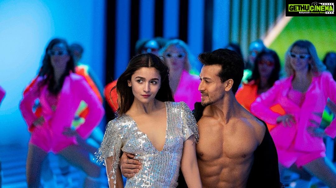 Tiger Shroff Instagram - See you at 4pm TODAY! 🤗❤️ #HookUpSong #Talia @aliaabhatt @karanjohar @apoorva1972 @tarasutaria @ananyapanday @punitdmalhotra @VishalDadlani @ShekharRavjiani @farahkhankunder @nehakakkar @dharmamovies @foxstarhindi @zeemusiccompany #SOTY2