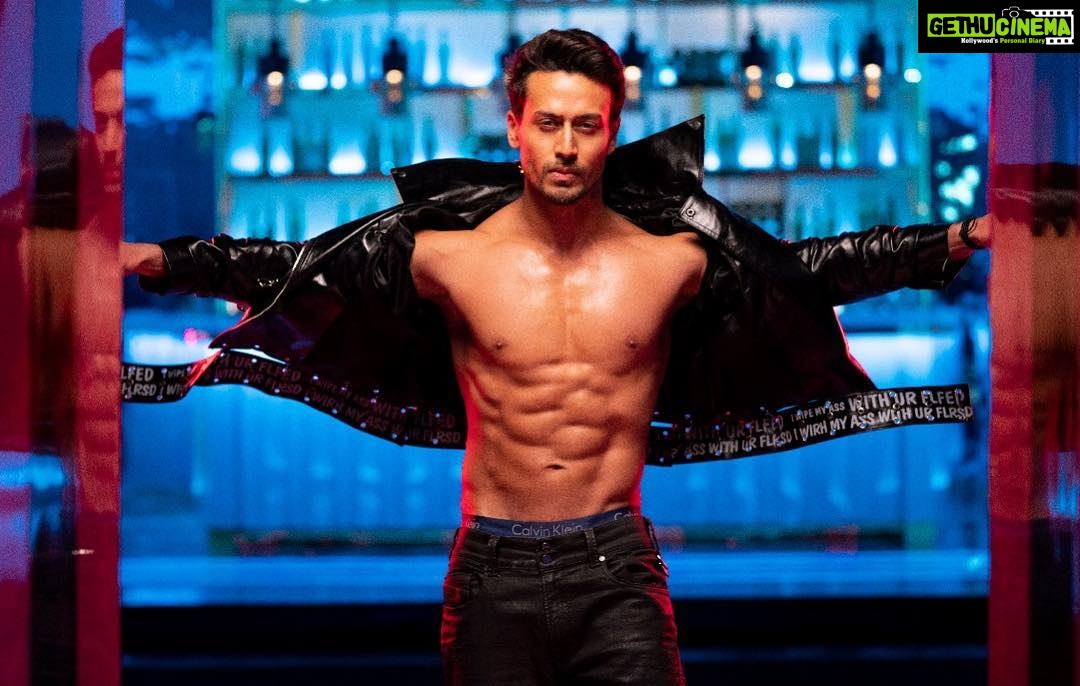 Tiger Shroff Instagram - Watch out for this one guys... #HookUpSong out soon! ❤️ #SOTY2