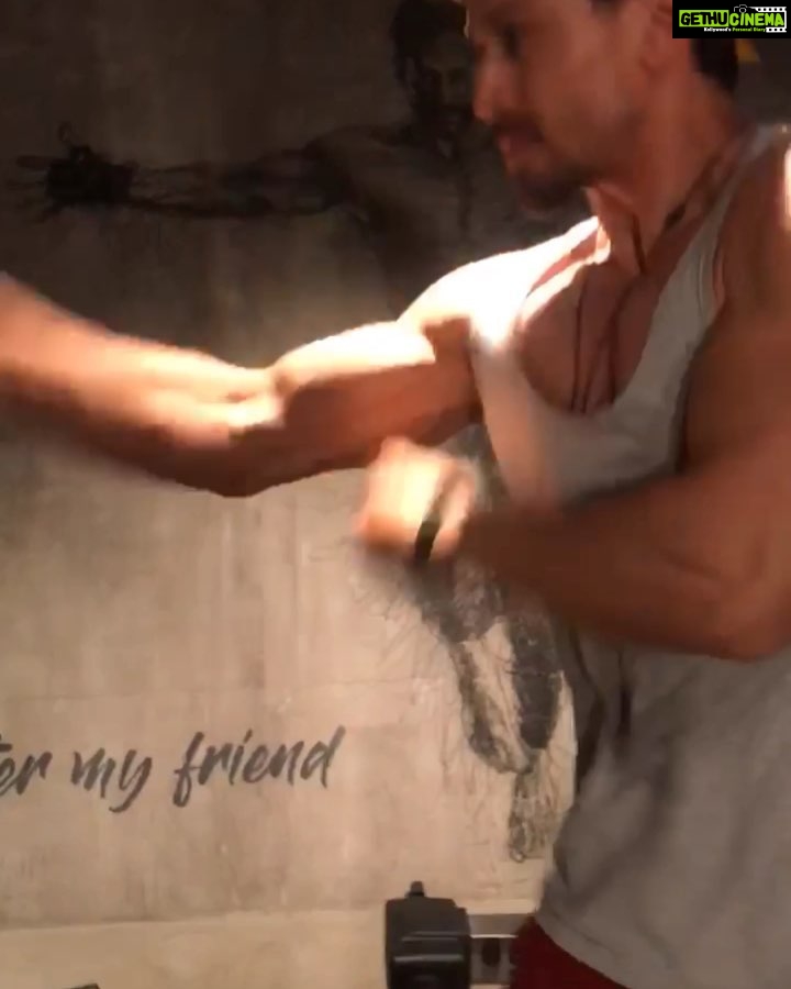 Tiger Shroff Instagram - Not exactly floating like a butterfly or stingin like a bee...but i tried. Here’s my 30 sec challenge! #NonStop30 @mfn_mma