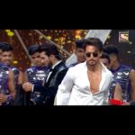 Tiger Shroff Instagram – I think i got lucky with this one😜 Dekhiye #IGTGrandFinaleonSonyTV, aaj raat 8 baje 😎

@sonytvofficial @manojmuntashir @theshilpashetty @arjunbijlani @badboyshah @kirronkhermp @tarasutaria 
#indiasgottalents9 #IndiasGotTalentonSonyTV #indiasgottalent