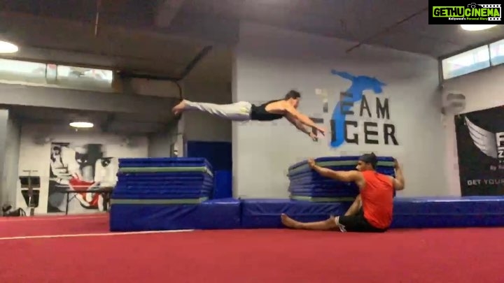 Tiger Shroff Instagram - Just another day of flying around at @flyzonefitness_ #flyzonefitness