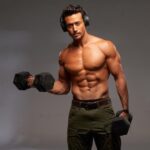 Tiger Shroff Instagram - @ubon_official Life mein laye music...Music mein laye life... #ubonheadphones #ubon🎧