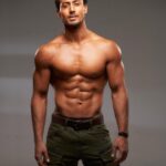 Tiger Shroff Instagram – Haha, it’s all you sir! Thank you for making me look good…always!

#Repost – @avigowariker
‪Test shot! Best Shot!! If you have THIS body… with SUCH swag… then give that expression… for the first test shot…. @tigerjackieshroff you made my job SO damn easy !!‬ ‪

#Photoshoot #TigerShroff #ShootDiaries #Portraiture #Composition #Perspective #HumanEffect #POTD #InstaDaily @ubon_official‬