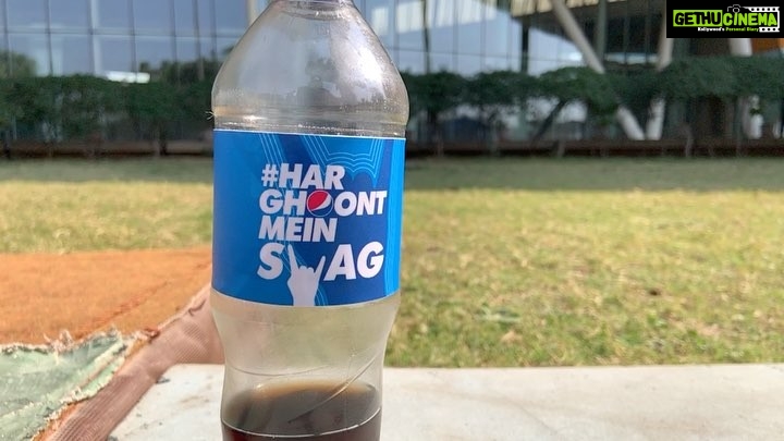 Tiger Shroff Instagram - Who did it better? 🤘❤️💙#comingsoon #harghoontmeinswag @pepsiindia