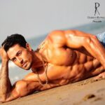 Tiger Shroff Instagram - #DabbooRatnaniCalendar 😊🏖 @dabbooratnani @manishadratnani
