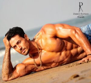 Tiger Shroff Instagram - #DabbooRatnaniCalendar 😊🏖 @dabbooratnani @manishadratnani