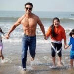 Tiger Shroff Instagram - All the best dabboo sir for the launch! #cheerleaders 😝 @dabbooratnani @manishadratnani #btswithdabboo #dabbooratnanicalendar #2019