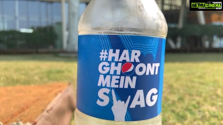 Tiger Shroff Instagram - Who did it better? 🤘❤️💙#comingsoon #harghoontmeinswag @pepsiindia