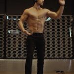Tiger Shroff Instagram - Feel the beat and hit the floor! These #UBONheadphones are simply awesome. @ubon_official