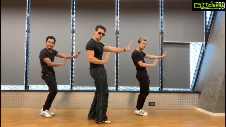 Tiger Shroff Instagram - Blessed to be working with my inspiration 🙏🙏🙏😇😇 thank you for being born and giving direction and inspiration to so many of us! #happybirthday @hrithikroshan ❤