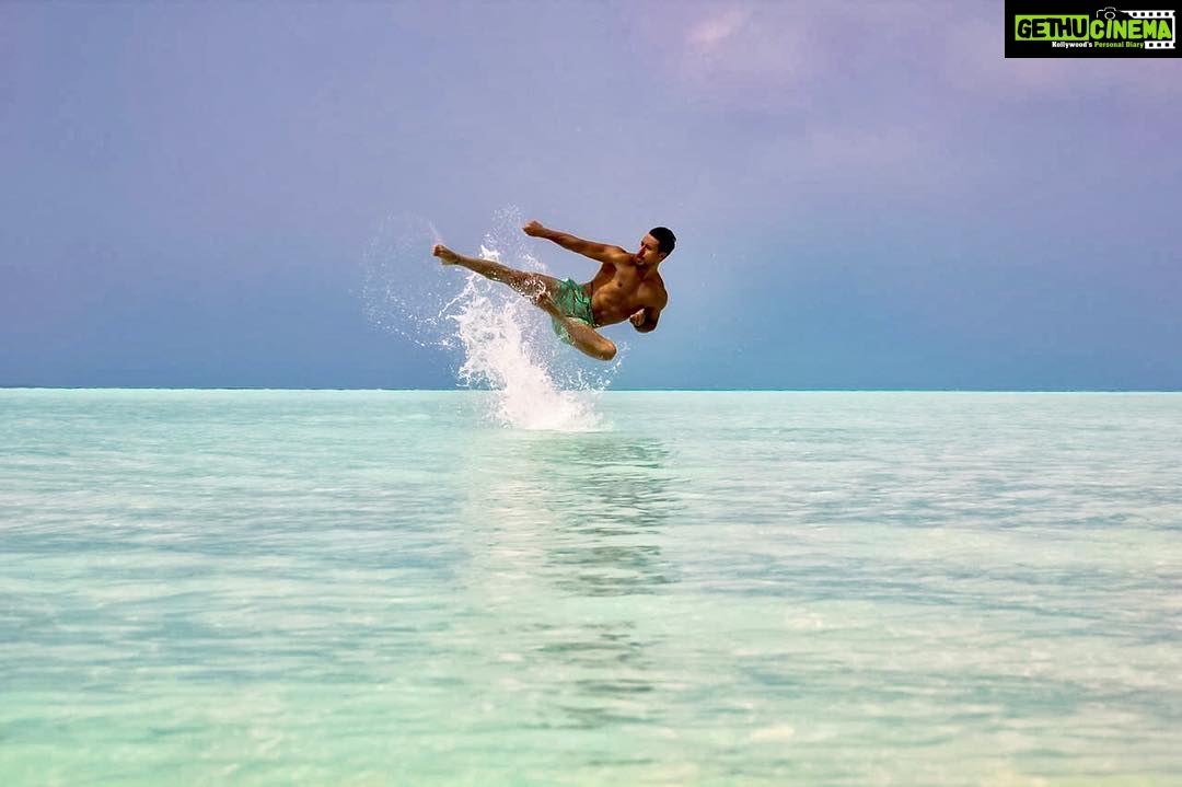 Tiger Shroff Instagram - Flying into #2019 like...❤🐒