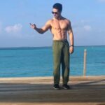 Tiger Shroff Instagram - Hope you guys are “#takingiteasy“ this holiday!