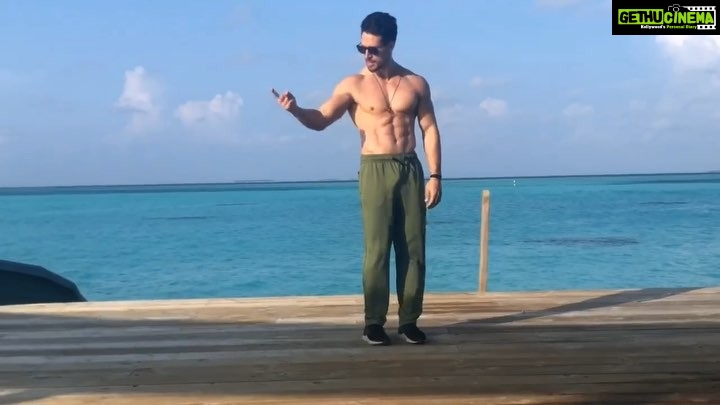 Tiger Shroff Instagram - Hope you guys are “#takingiteasy“ this holiday!