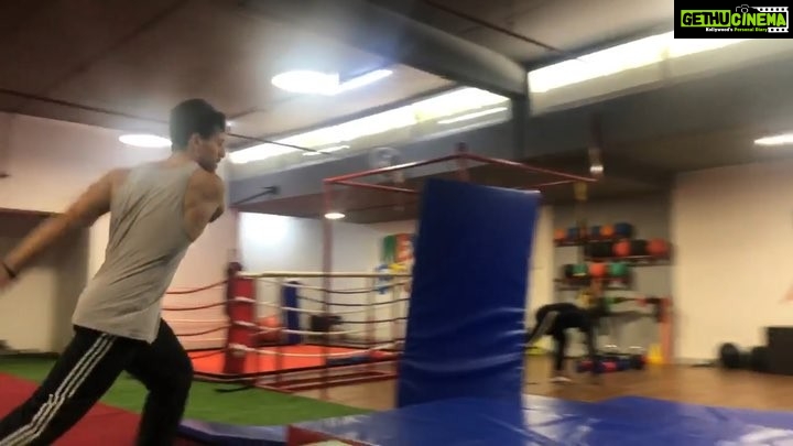 Tiger Shroff Instagram - The singing at the end is wayyy better than my move 😂 @swainvikram @flyzonefitness_