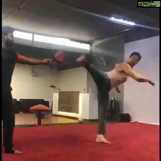 Tiger Shroff Instagram - Work in progress...post injury rehab, miss the days i used to heal overnight 😝barely managed a triple 🙈 #comebackstronger