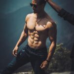 Tiger Shroff Instagram - My hairstylist blessing me before the shot 😝 @amityashwant_hair