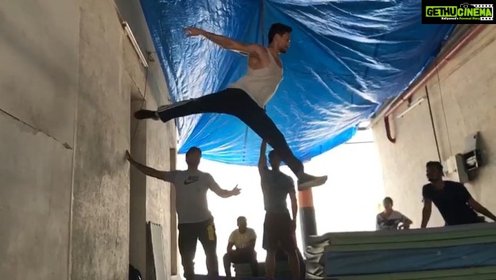 Tiger Shroff Instagram - Learning a few more skills from the new #spiderman game 😝#exploring #unlocking #newavenues
