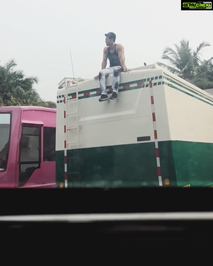 Tiger Shroff Instagram - Hmmm donโt feel like going to work today...so i think iโll just chill here ๐๐ #powerstogooduse #flightmodeon