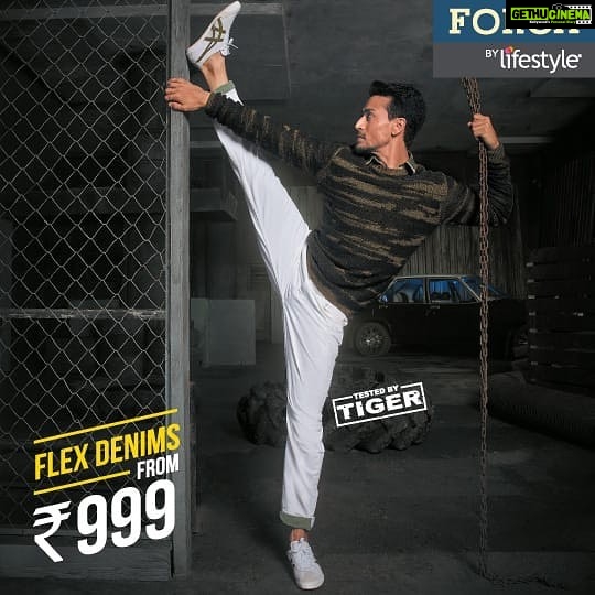 Tiger Shroff Instagram - Flexing the most flexible π€Έπ»ββοΈ super flex denims by @lifestylestores #TigerForFORCA #ForcabyLifestyle #TestedbyTiger