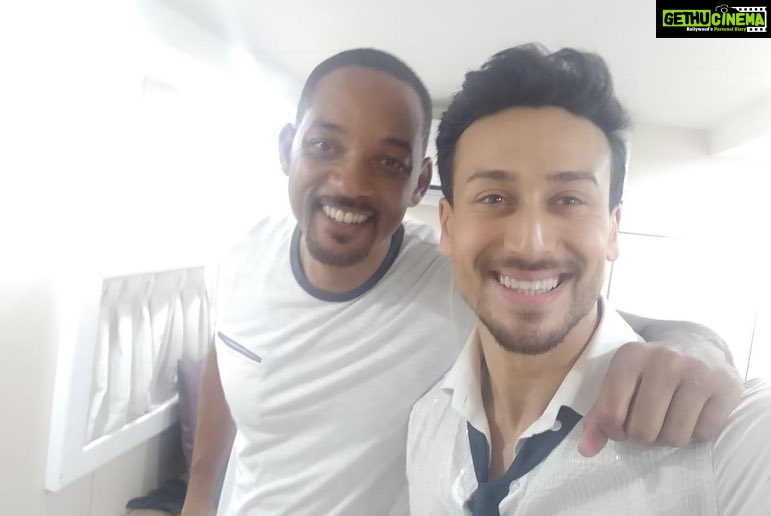 Tiger Shroff Instagram - Sharing the stage with one of the greatest entertainers in the world! The pleasure was all ours sir! #Repost @willsmith On Set in Bollywood!! Shout out to the Cast & Crew of Student of the Year 2. Thanx for Letting Me Play. :-) 📷: @westbrook @sadaoturner #willsmith #soty2