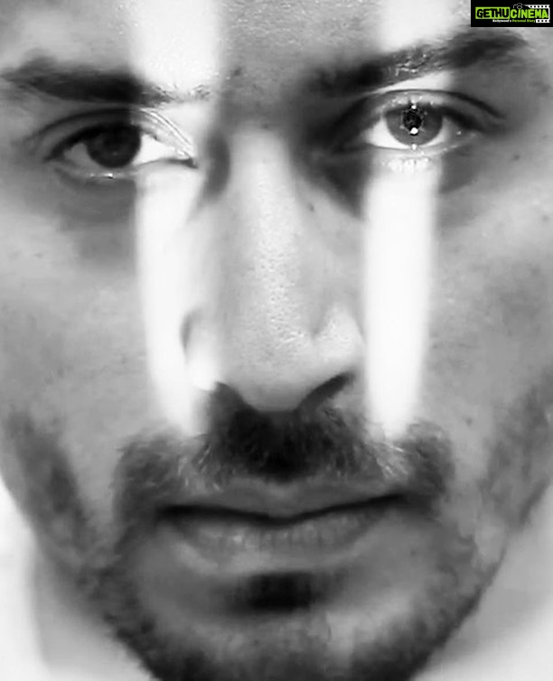 Tiger Shroff Instagram - 5 days complete... #hrithikvstiger #btscenes