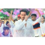 Tiger Shroff Instagram - @yfilmsofficial’s #6PackBand2.0 and I collaborated on a video to invite you to open up your minds and hearts to make this world a better place. 😊🙏 Here is a sneak peak! Video comes to a screen near you on the 16th of Aug. #staytuned! #DimaagKeTaaleTodNa