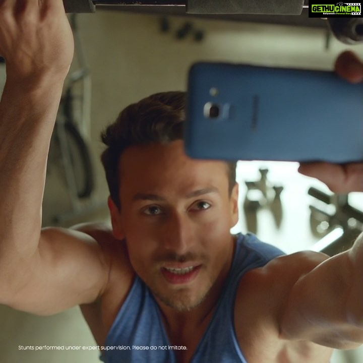 Tiger Shroff Instagram - Back to fitness basics but hooked to my new device. That’s how I’m #AlwaysOn.