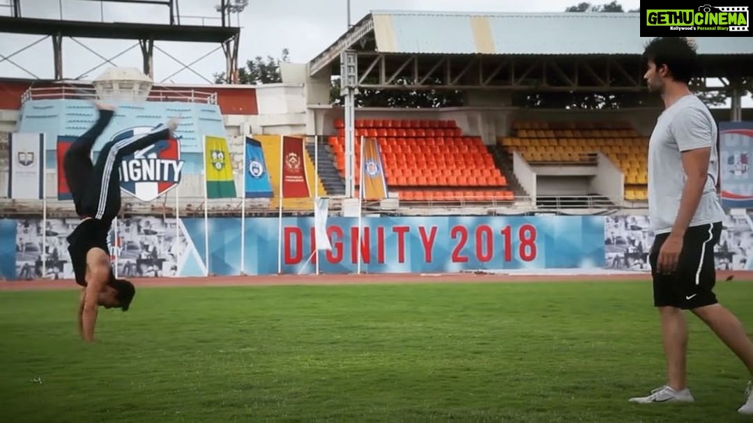 Tiger Shroff Instagram - So i finally met my match at football... @punitdmalhotra sir kamaal ho 🙌🙌 #worldcupfever #inbetweenshots #soty2 📹 @shariquealy