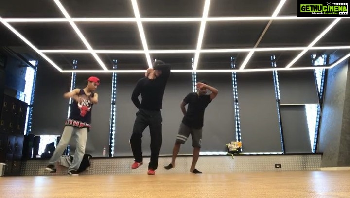 Tiger Shroff Instagram - I love this song from one of my fav movies @varundvn! Thanks @piyush_bhagat for this awesome block! Wish i could do your style...and thank you @jamesdance_ sir! #exprimenting #musicality #judwaa2 #aatohsahi