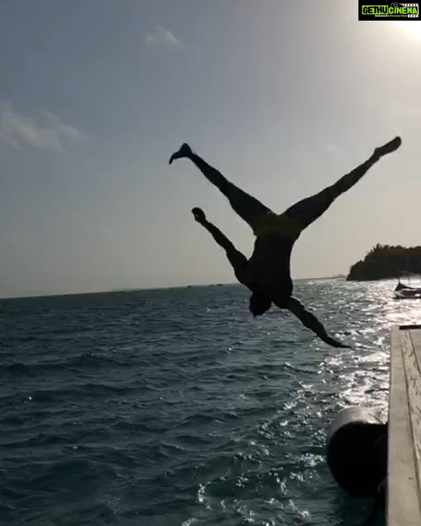 Tiger Shroff Instagram - #crashlanding #mothernature #chillinwithmyfellowfishies