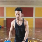 Tiger Shroff Instagram - Still got it 🐒🐒😎...around the back through legs #nbaplayoffsmode #soty2