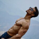 Tiger Shroff Instagram - Always find my answers whenever i look up to you ❤🙏 #gratitude #mothernature #universe