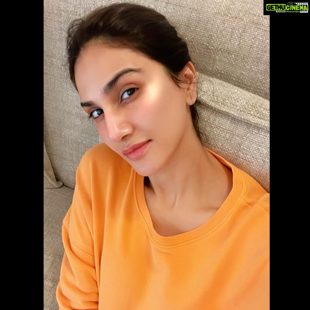 Vaani Kapoor Instagram - Here’s lookin at you Tuesday 👀