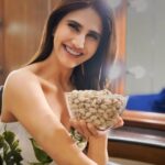 Vaani Kapoor Instagram - Due to hectic shooting schedules, snacking is always an issue 🤷🏻‍♀️ But, here's a perfect snacking partner- California pistachios! A great plant based source of protein... Super healthy, super tasty, easy to carry and easy to buy. Just log on to any e-commerce platform and search for "California pistachios" and buy from the many brands that sell them in India. @americanpistachios.india #CaliforniaPistachios #AmericanPistachiosIndia #PowerOfPistachios #Ad