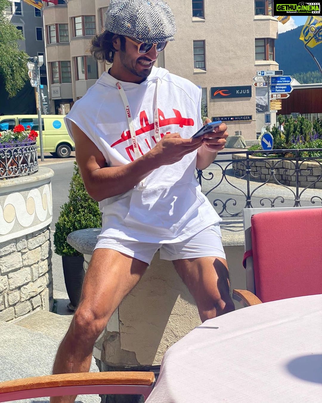 Vidyut Jammwal Instagram - Pain / pleasure exist yin /Yang #friendsForever @theamitsadh #travellers #switzerland