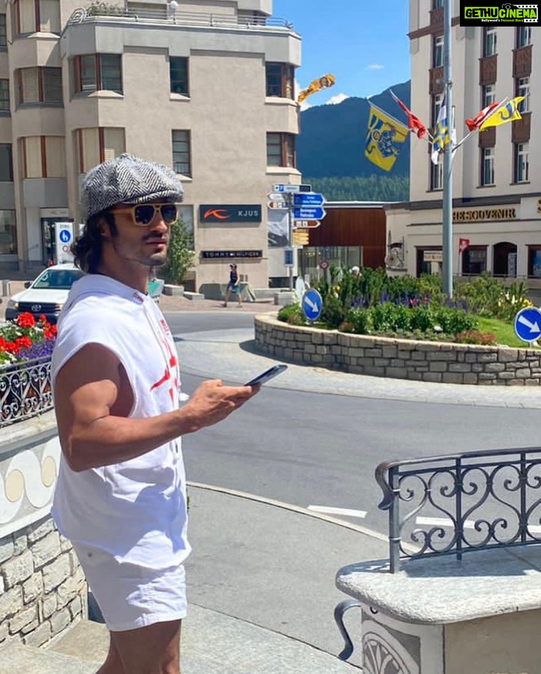 Vidyut Jammwal Instagram - Pain / pleasure exist yin /Yang #friendsForever @theamitsadh #travellers #switzerland