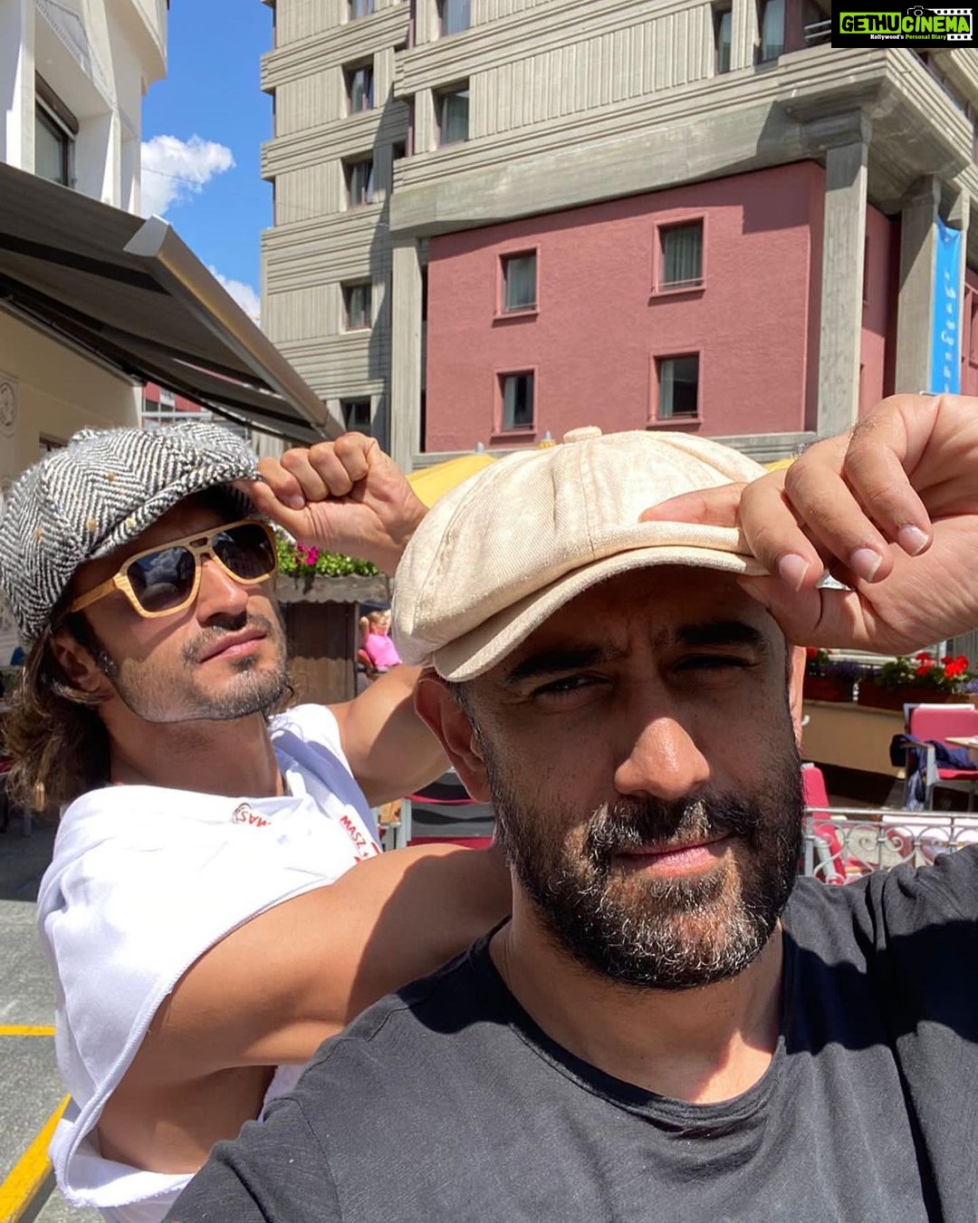 Vidyut Jammwal Instagram - Pain / pleasure exist yin /Yang #friendsForever @theamitsadh #travellers #switzerland